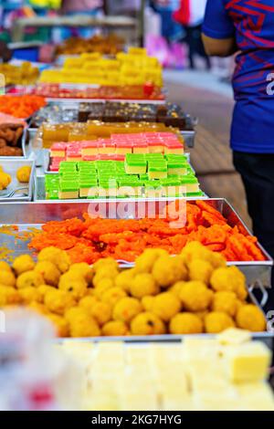 Dolci indiani assortiti o mithai in vendita durante Deepavali o Diwali festival al mercato. Foto Stock