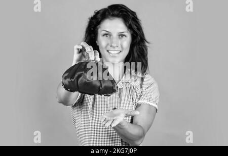 retro ragazza bisogno di borsa. Mancanza di soldi. Ragazza felice andare shopping. Risparmi sulla vendita. Donna con il portafoglio di soldi. Che cosa è il prezzo. Investire in lei Foto Stock