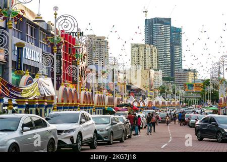 Brickfields, Malesia - il 22 ottobre 2022 stallo di Deepavali che vende tutti i generi di articoli fetive alla città piccola dell'India in Kuala Lumpur. Foto Stock