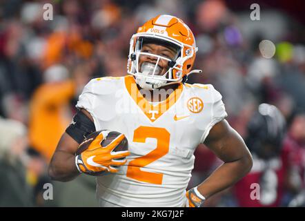 Columbia, SC, Stati Uniti. 19th Nov 2022. Tennessee Volunteers esecuzione indietro Jabari piccoli sorrisi dopo aver segnato un primo trimestre di touchdown in una partita di calcio college contro il South Carolina Gamecocks al Williams-Brice Stadium a Columbia, SC. Austin McAfee/CSM/Alamy Live News Foto Stock