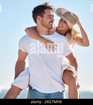 Piggy indietro, amore e coppia in una spiaggia per una vacanza felice anniversario o la luna di miele vacanza avventura. Sorriso, romanticismo e sana donna gode Foto Stock