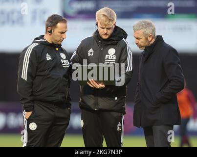 DAGENHAM INGHILTERRA - NOVEMBRE 20 : Willie Kirk manager di Leicester City Women che ha parole con il suo staff durante Barclays Women's Super League match BE Foto Stock