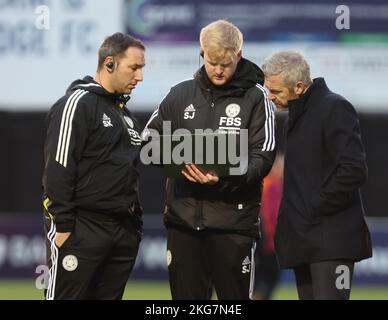 DAGENHAM INGHILTERRA - NOVEMBRE 20 : Willie Kirk manager di Leicester City Women che ha parole con il suo staff durante Barclays Women's Super League match BE Foto Stock