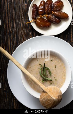 Vista dall'alto di una tradizionale belboula marocchina, zuppa di crema di orzo con datera secca Foto Stock