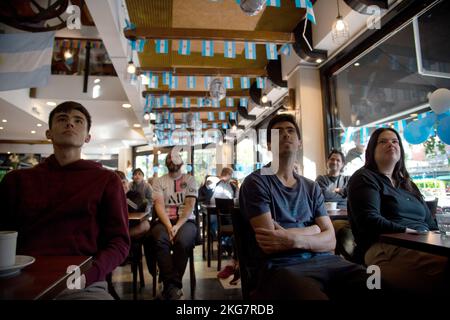 Buenos Aires, Argentina. 22nd Nov 2022. Calcio, Coppa del mondo 2022 in Qatar, Argentina - Arabia Saudita, turno preliminare, Gruppo C: Gli argentini guardano la partita in un bar la mattina presto. Credit: Florencia Martin/dpa/Alamy Live News Foto Stock