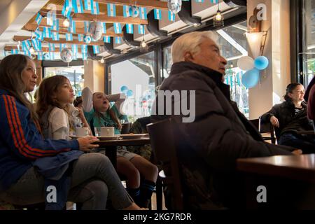 Buenos Aires, Argentina. 22nd Nov 2022. Calcio, Coppa del mondo 2022 in Qatar, Argentina - Arabia Saudita, turno preliminare, Gruppo C: Giovani e vecchi guardano il gioco in un bar. Credit: Florencia Martin/dpa/Alamy Live News Foto Stock