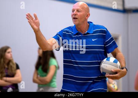 insegnante di ginnastica di istruzione secondaria nella sala ginnastica giocando a pallavolo. olanda. vvvbvanbree fotografie Foto Stock