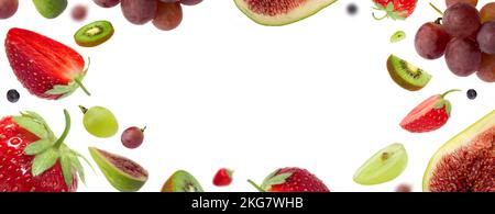 Frutta isolata su fondo bianco, cornice rotonda fatta di diversi frutti cadenti e bacche, con spazio copia Foto Stock