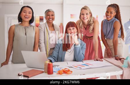 Laptop, moda e team di donne creative in riunione per pianificare un progetto insieme in ufficio. Diversità, designer e ritratto di gruppo femminile in Foto Stock