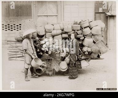 Vintage 19th ° secolo fotografia: Venditore di basket, Giappone Foto Stock