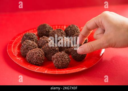 Il tartufo di cioccolato è un dolce con un aspetto e. gusto simile al bonbon Foto Stock