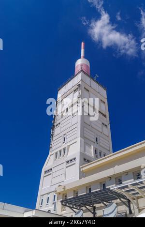 Torre delle telecomunicazioni sulla cima del Mont Ventoux. È la montagna più alta della Provenza, situata nella zona di Vaucluse. Foto Stock