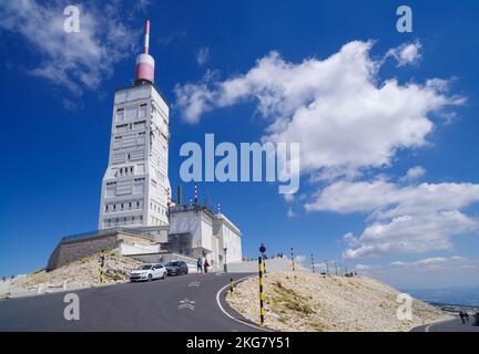 BEDOIN, FRANCIA - 7 AGOSTO 2022: Torre delle telecomunicazioni sulla cima del Mont Ventoux. È la montagna più alta della Provenza, situata a Vau Foto Stock