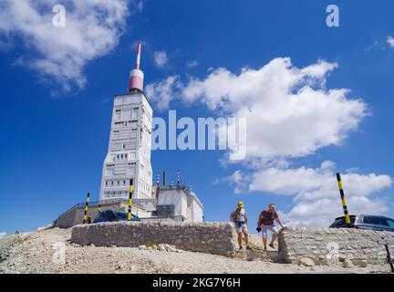 BEDOIN, FRANCIA - 7 AGOSTO 2022: Torre delle telecomunicazioni sulla cima del Mont Ventoux. È la montagna più alta della Provenza, situata a Vau Foto Stock