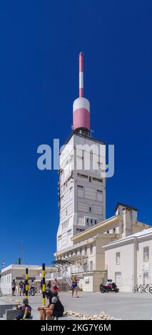 BEDOIN, FRANCIA - 7 AGOSTO 2022: Torre delle telecomunicazioni sulla cima del Mont Ventoux. È la montagna più alta della Provenza, situata a Vau Foto Stock