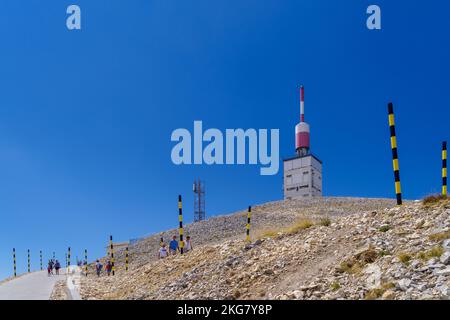 BEDOIN, FRANCIA - 7 AGOSTO 2022: Torre delle telecomunicazioni sulla cima del Mont Ventoux. Foto Stock