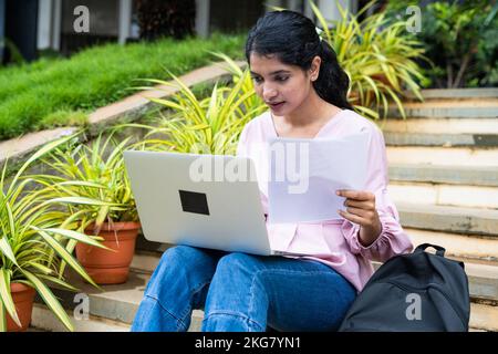 i giovani studenti del campus universitario acquistano il lavoro sul progetto utilizzando il laptop - concetto di apprendimento o preparazione all'esame, conoscenza e duro lavoro Foto Stock