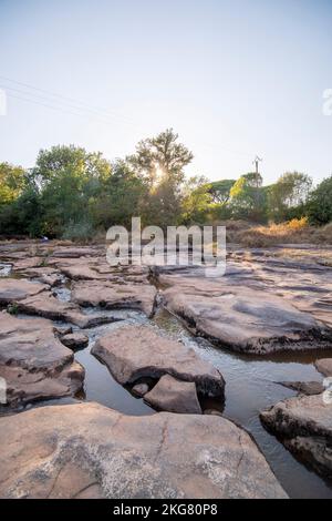 Fiume Aille, ponte rosso di ferro e segheria in rovina, nella riserva naturale 'plaine des Maures', a Vidauban, in Francia, in Europa. Foto Stock