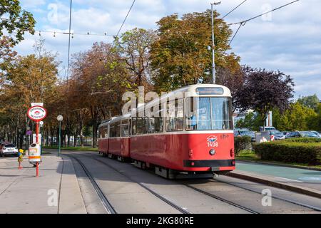 Tram che vanno verso Schwedenplatz nella città interna di Vienna, Austria Europa UE Foto Stock