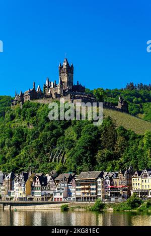 Cochem, Germania, splendida città storica sul romantico fiume Mosella, vista sulla città con il castello di Reichsburg Foto Stock