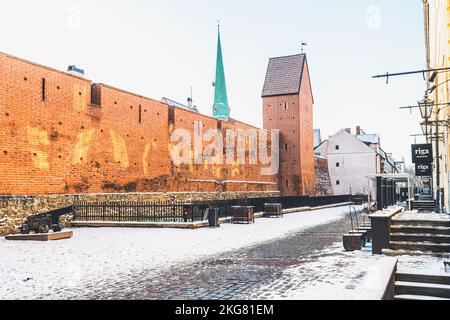 Bella strada stretta nella città vecchia di riga con porta svedese, caserma Jacobs e antiche mura medievali difensive Foto Stock