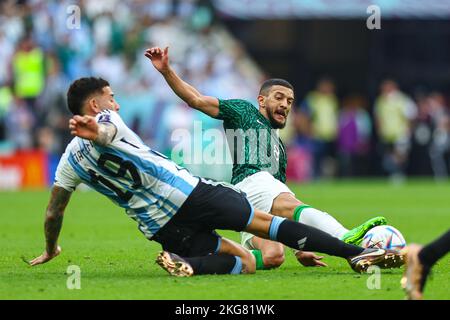 Lusail City, Qatar. 22nd Nov 2022. Nicolas Otamendi, Abdulelah Almalki durante la partita di Coppa del mondo FIFA Qatar 2022 Gruppo C tra Argentina e Arabia Saudita allo stadio di Lusail il 22 novembre 2022 a Lusail City, Qatar. (Foto di Pawel Andrachiewicz/PressFocus/Sipa USA) Credit: Sipa USA/Alamy Live News Foto Stock