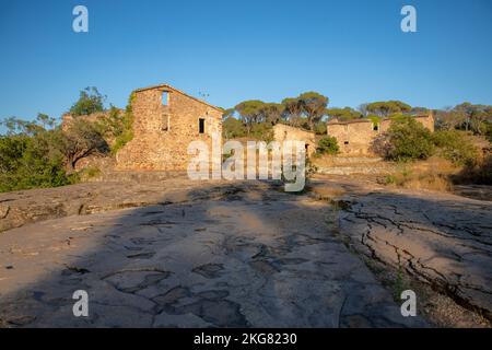 Aille river,iron red bridge and ruined sawmill, in 'plaine des Maures' natural reserve, in Vidauban, in France, in Europe. Stock Photo