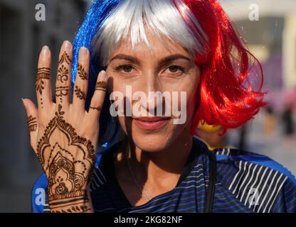 Un tifoso di calcio francese mostra un tatuaggio all'henné nel Souq Waqif, Doha, Qatar durante la Coppa del mondo FIFA 2022. Data immagine: Martedì 22 novembre 2022. Foto Stock