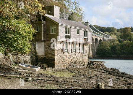 Una vista lungo lo stretto di Menai dall'Isola di Anglesey, Galles del Nord, Regno Unito, Europa Foto Stock