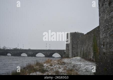 Una vista aerea del ponte di pietra vicino al castello di Re Giovanni a Limerick Foto Stock