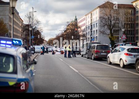 Monaco, Germania. 21st Nov 2022. Il 21 novembre 2022, gli attivisti dell'ultima generazione ( Letzte Generation ) hanno bloccato una strada al Friedensengel a Monaco di Baviera, in Germania. Con questa azione, i dimostranti vogliono protestare per un biglietto da 9 euro per i trasporti pubblici e per un limite di velocità di 100 km/h sulle autostrade. (Foto di Alexander Pohl/Sipa USA) Credit: Sipa USA/Alamy Live News Foto Stock