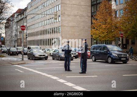 Monaco, Germania. 21st Nov 2022. Il 21 novembre 2022, gli attivisti dell'ultima generazione ( Letzte Generation ) hanno bloccato una strada al Friedensengel a Monaco di Baviera, in Germania. Con questa azione, i dimostranti vogliono protestare per un biglietto da 9 euro per i trasporti pubblici e per un limite di velocità di 100 km/h sulle autostrade. (Foto di Alexander Pohl/Sipa USA) Credit: Sipa USA/Alamy Live News Foto Stock