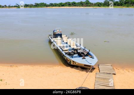 Barche di osservazione della fauna selvatica sul fiume Paraguay, Hotel Baiazinha presso la riserva ecologica Taiama, zona Rural, Cáceres, Pantanal nord, Mato Grosso, Brasile Foto Stock