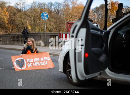 Monaco, Germania. 21st Nov 2022. Il 21 novembre 2022, gli attivisti dell'ultima generazione ( Letzte Generation ) hanno bloccato una strada al Friedensengel a Monaco di Baviera, in Germania. Con questa azione, i dimostranti vogliono protestare per un biglietto da 9 euro per i trasporti pubblici e per un limite di velocità di 100 km/h sulle autostrade. (Foto di Alexander Pohl/Sipa USA) Credit: Sipa USA/Alamy Live News Foto Stock