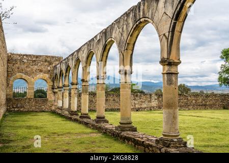 Rovine del tempio e monastero di Santiago Apostal o San Giacomo a Cuilapam de Guerrero, Oaxaca, Messico. Iniziata nel 1551, ma la costruzione si fermò Foto Stock