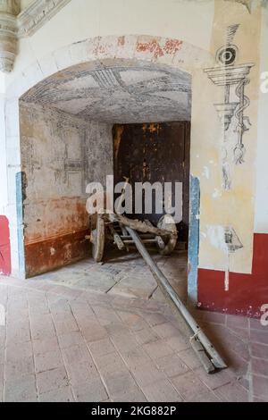 Un carro di legno di epoca coloniale alle rovine del monastero di Santiago Apostal a Cuilapam de Guerrero, Messico. Foto Stock