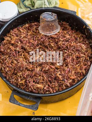 Chapulines o grashoppers arrostiti in vendita come spuntini nel mercato di Zaachile, Oaxaca, Mexicao. Sono arrostite su una griglia comal con aglio, li Foto Stock