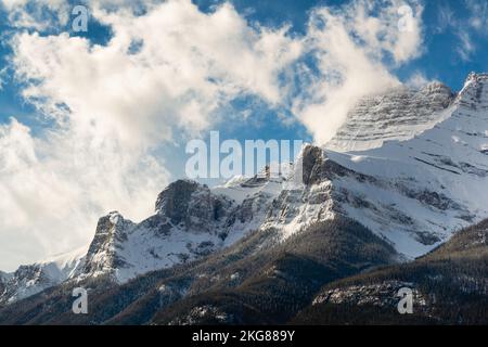 'Cima innevata tra nuvole, Banff, Alberta' Foto Stock