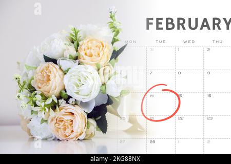 Bel bouquet di fiori da sposa, rose bianche e pesche, oltre il calendario di febbraio con 14th San Valentino segnato con un cerchio rosso, San Valentino, amore, Foto Stock