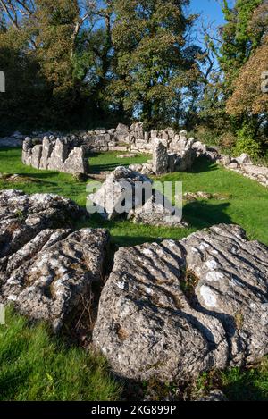 Insediamento in pietra di DIN Lligwy vicino a Moelfre, Anglesey, Galles del Nord. Foto Stock