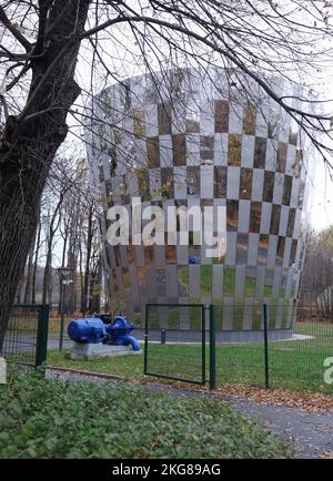 Chemnitz, Germania. 22nd Nov 2022. Un serbatoio di acqua potabile alla periferia della città. Il serbatoio alto 22 metri con guscio in acciaio inox contiene 1,3 milioni di litri ed è stato messo in funzione nel 2013. Credit: Sebastian Willnow/dpa/ZB/dpa/Alamy Live News Foto Stock