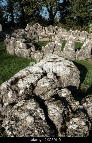 Insediamento in pietra di DIN Lligwy vicino a Moelfre, Anglesey, Galles del Nord. Foto Stock