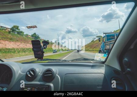 Campinas-sp,brasile-novembre 21,2022: autostrada visto dall'interno di una macchina. Foto Stock