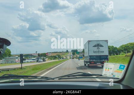 Campinas-sp,brasile-novembre 21,2022: autostrada visto dall'interno di una macchina. Foto Stock