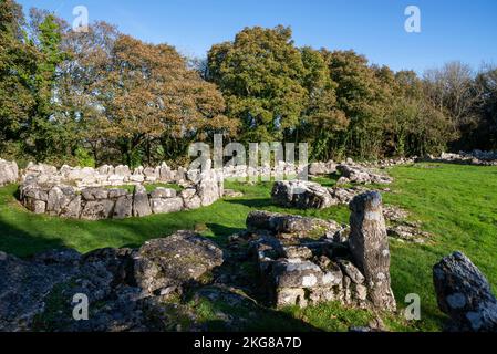 Insediamento in pietra di DIN Lligwy vicino a Moelfre, Anglesey, Galles del Nord. Foto Stock