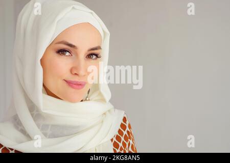 Ritratto di donna araba musulmana che indossa hijab, guardando la fotocamera Foto Stock