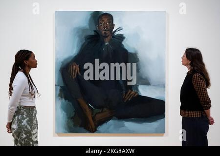 Londra, Regno Unito. 22 novembre 2022. I membri dello staff vedono 'Nightjar', 2022, di Lynette Yiadom-Boakye. Anteprima ‘Fly in League with the Night’, una nuova mostra dell'artista britannica Lynette Yiadom-Boakye i cui dipinti raffigurano soggetti umani realizzati con la propria immaginazione. Oltre 70 dipinti su larga scala degli ultimi 20 anni della carriera dell'artista sono in mostra a Tate Britain dal 24 novembre 2022 al 26 febbraio 2023. Credit: Stephen Chung / Alamy Live News Foto Stock