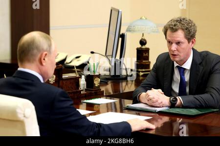 Novo-Ogaryovo, Russia. 22nd Nov 2022. Il presidente russo Vladimir Putin ha un incontro faccia a faccia con il capo del servizio federale delle imposte Daniil Yegorov, a destra, nella residenza presidenziale di Novo-Ogaryovo, 22 novembre 2022 a Mosca, Russia. Credit: Mikhail Metzel/Kremlin Pool/Alamy Live News Foto Stock