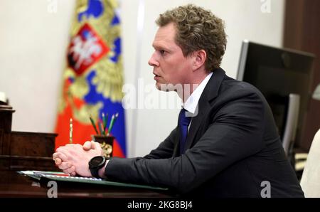 Novo-Ogaryovo, Russia. 22nd Nov 2022. Capo russo del Servizio federale delle imposte Daniil Yegorov, durante un incontro faccia a faccia con il Presidente Vladimir Putin nella residenza presidenziale di Novo-Ogaryovo, 22 novembre 2022 a Mosca, Russia. Credit: Mikhail Metzel/Kremlin Pool/Alamy Live News Foto Stock