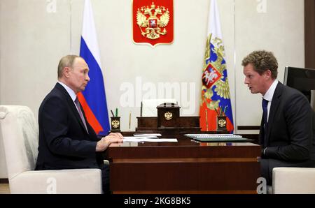 Novo-Ogaryovo, Russia. 22nd Nov 2022. Il presidente russo Vladimir Putin ha un incontro faccia a faccia con il capo del servizio federale delle imposte Daniil Yegorov, a destra, nella residenza presidenziale di Novo-Ogaryovo, 22 novembre 2022 a Mosca, Russia. Credit: Mikhail Metzel/Kremlin Pool/Alamy Live News Foto Stock